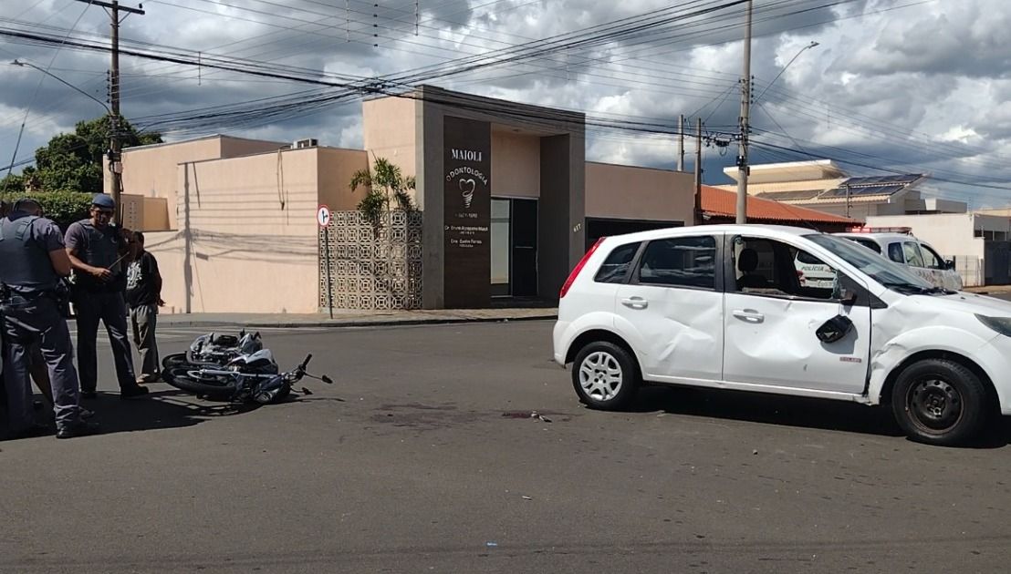 VÍDEO Condutora invade preferencial e deixa motociclista em estado