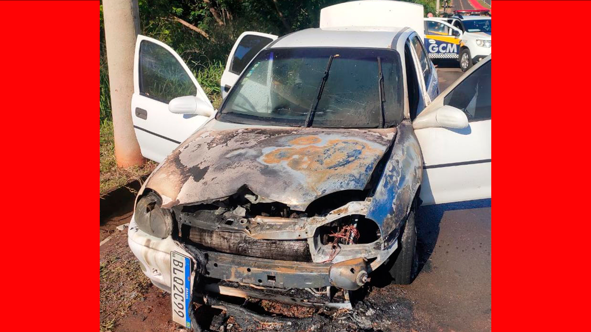 Carro pega fogo no meio da rua em Santa Fé do Sul