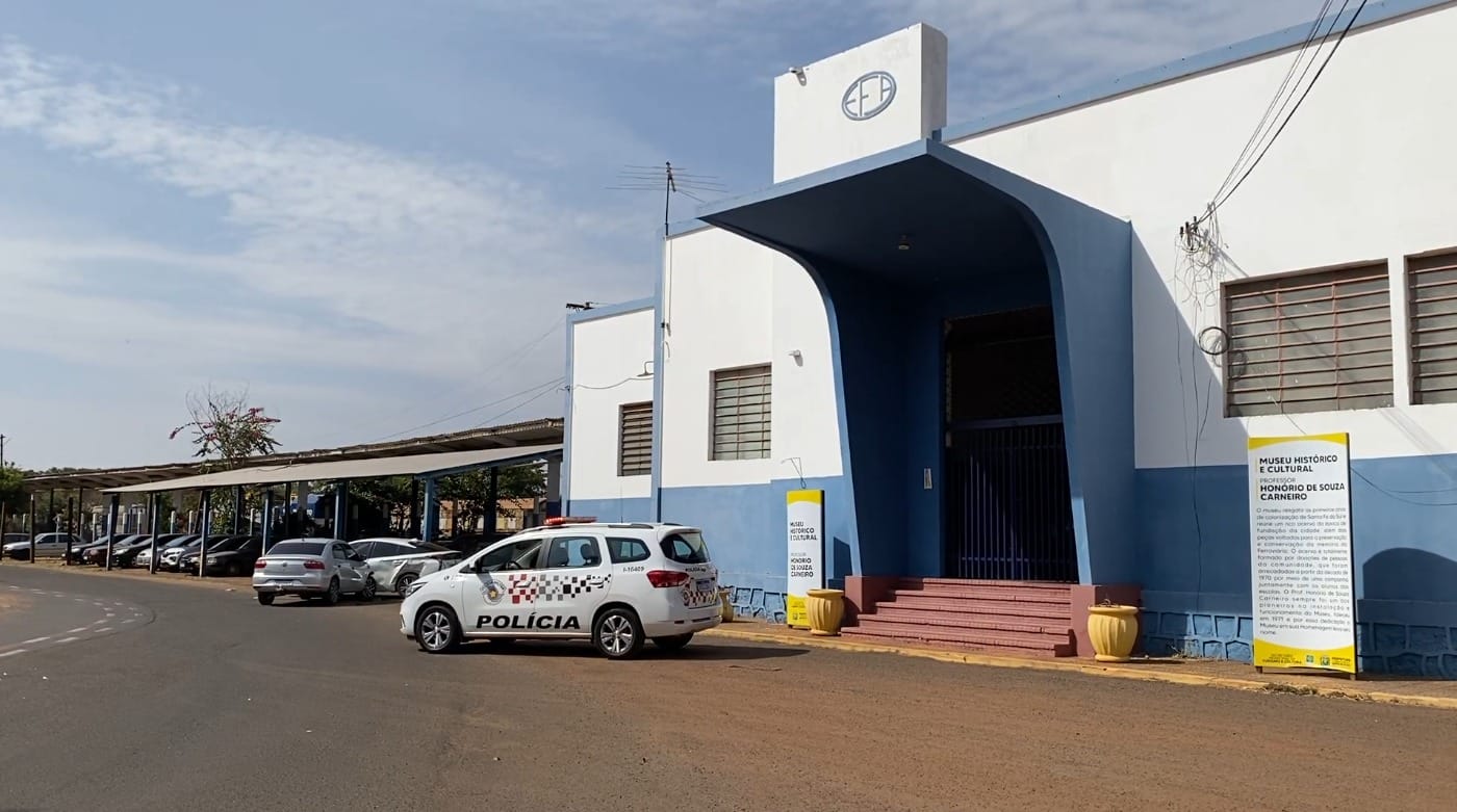 Colisão entre Voyage e Prius deixa motorista ferido em Santa Fé do Sul