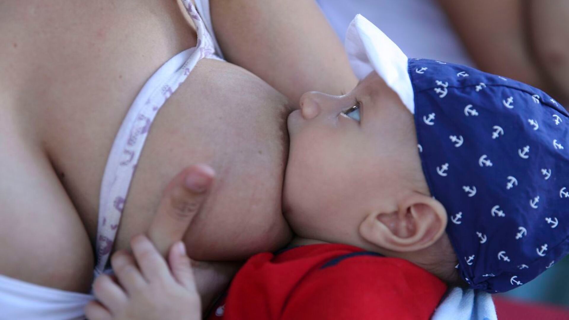 Agência Brasil: Anticorpos contra covid-19 podem passar para bebês pelo leite materno