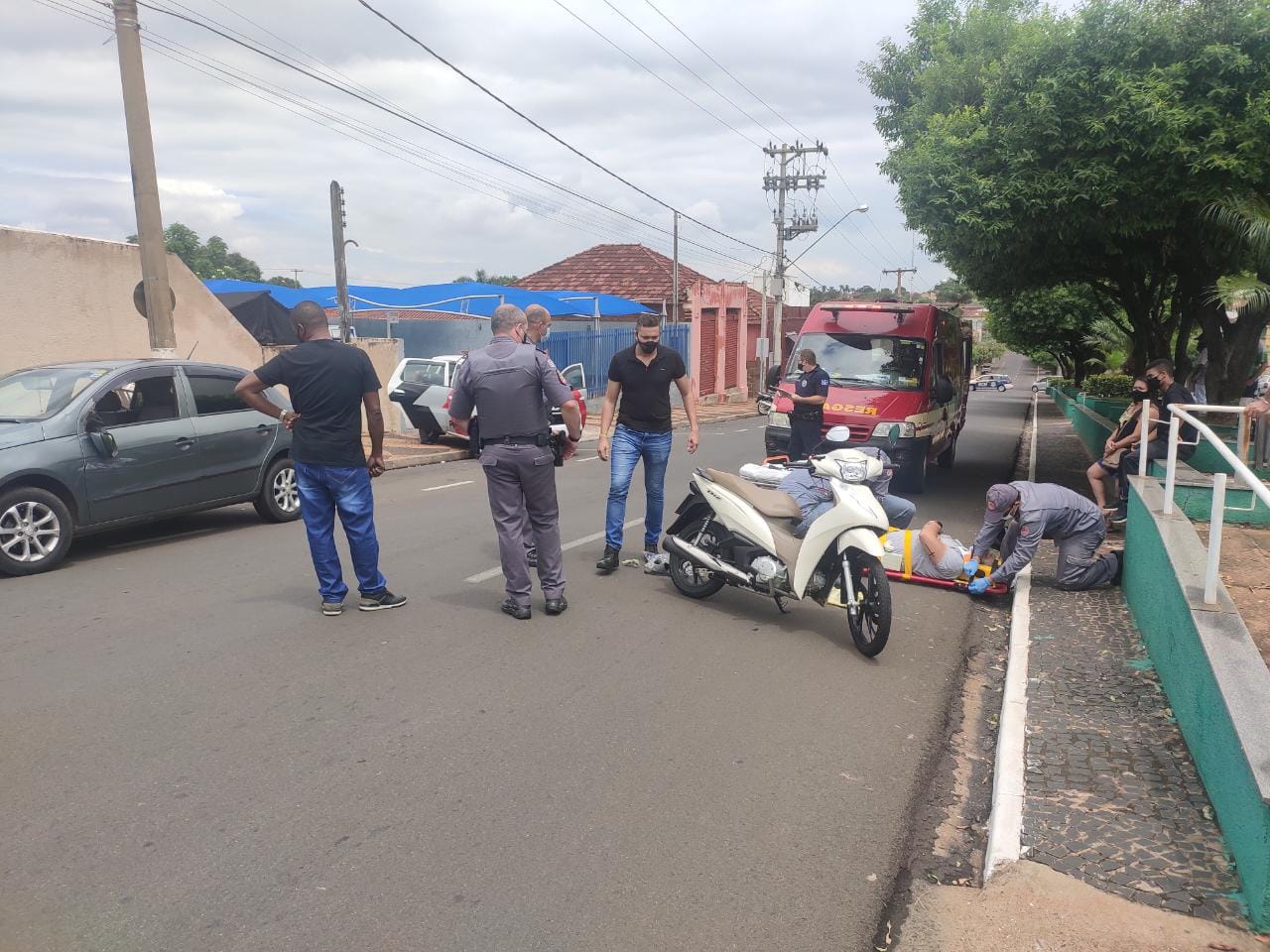Motociclista fica ferido após colisão contra carro no centro de Santa Fé do Sul