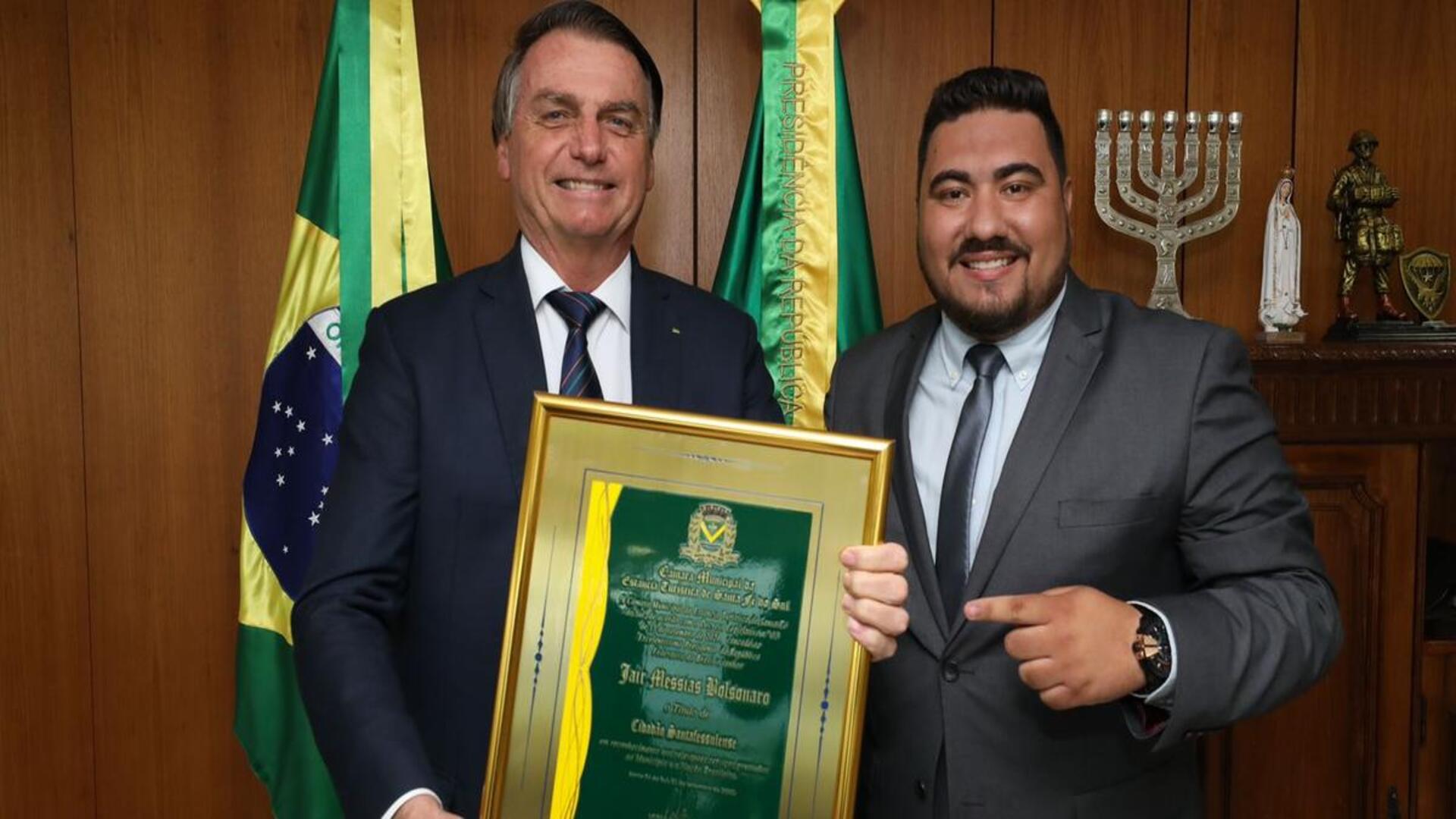 Agora Bolsonaro é cidadão santaféssulense. Honraria foi entregue pelo vereador Murilo Basi (PSL)