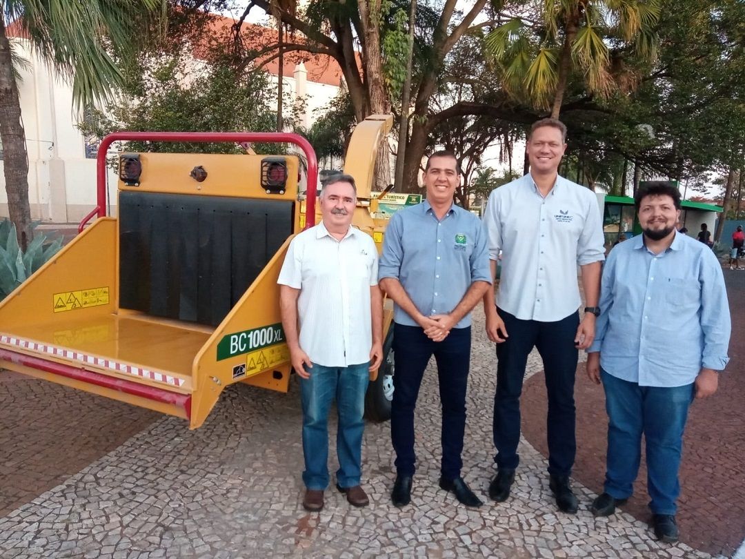 Santa Fé do Sul compra triturador de galhos para cooperativa de podadores de árvores