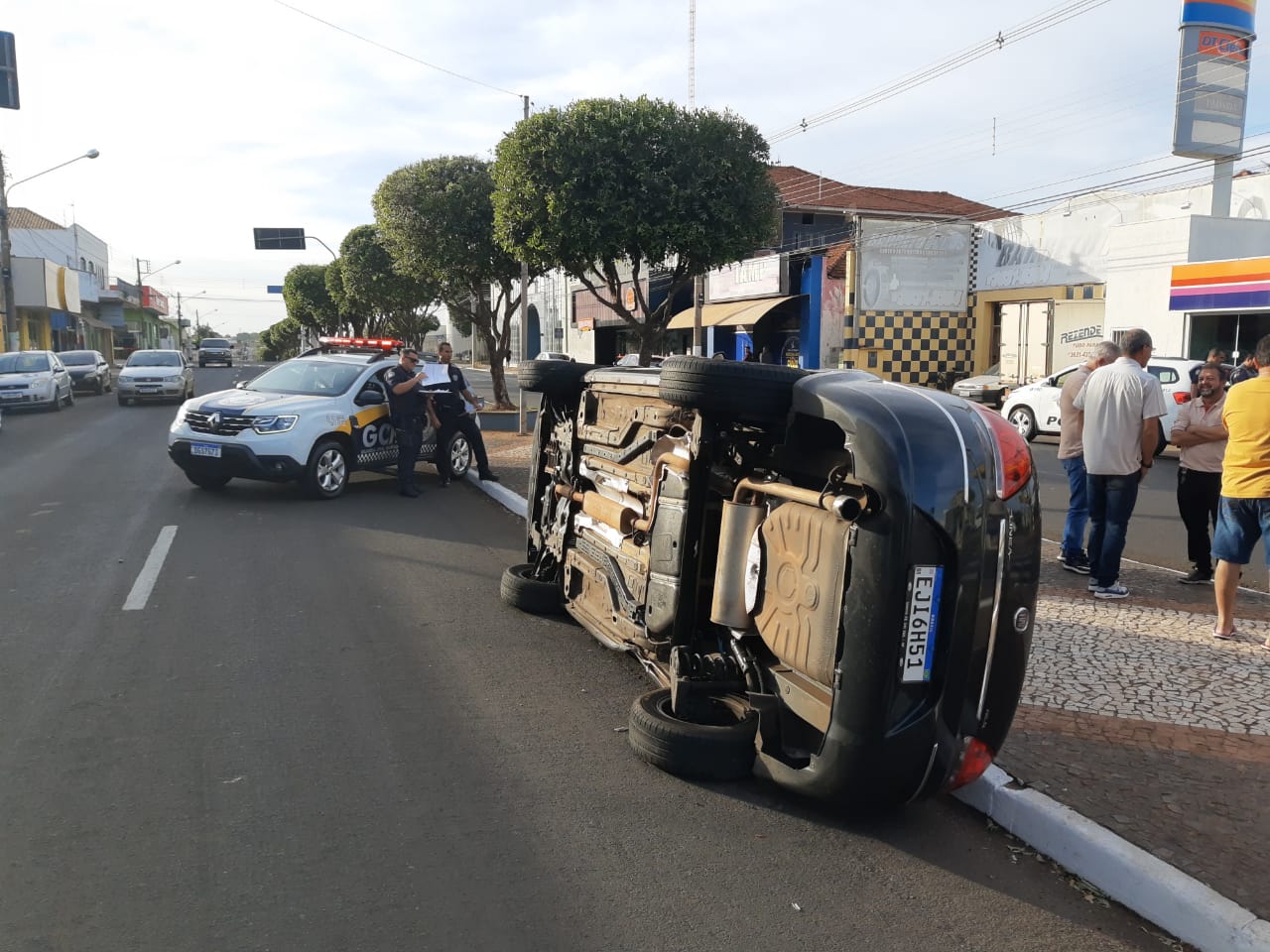 Carro capota em acidente no centro de Santa Fé do Sul