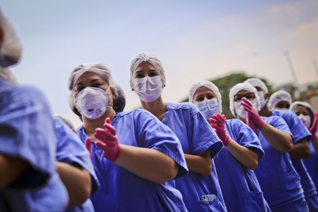 Bolsonaro sanciona novo piso salarial para enfermeiros, técnicos, auxiliares e parteiras