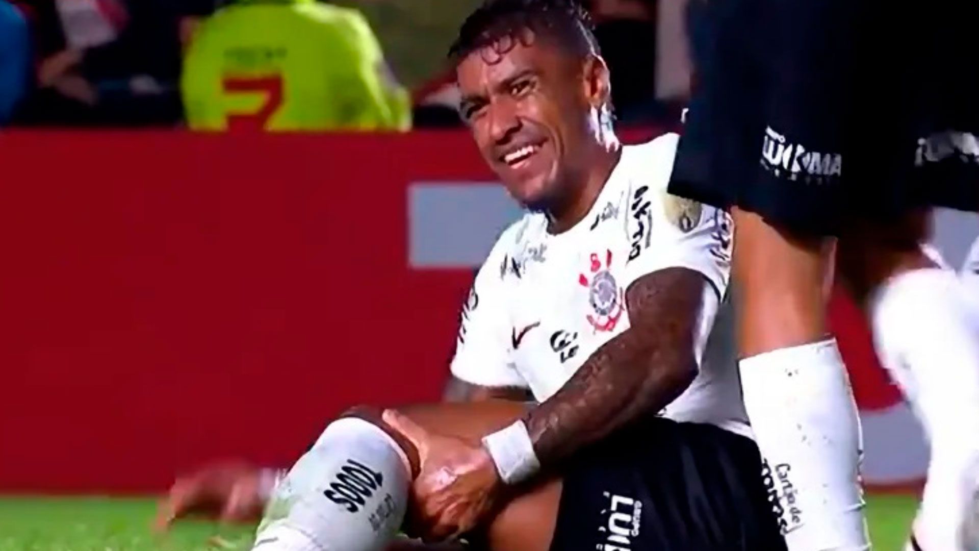Em recuperação, Paulinho enfrenta dificuldades para renovar com Corinthians