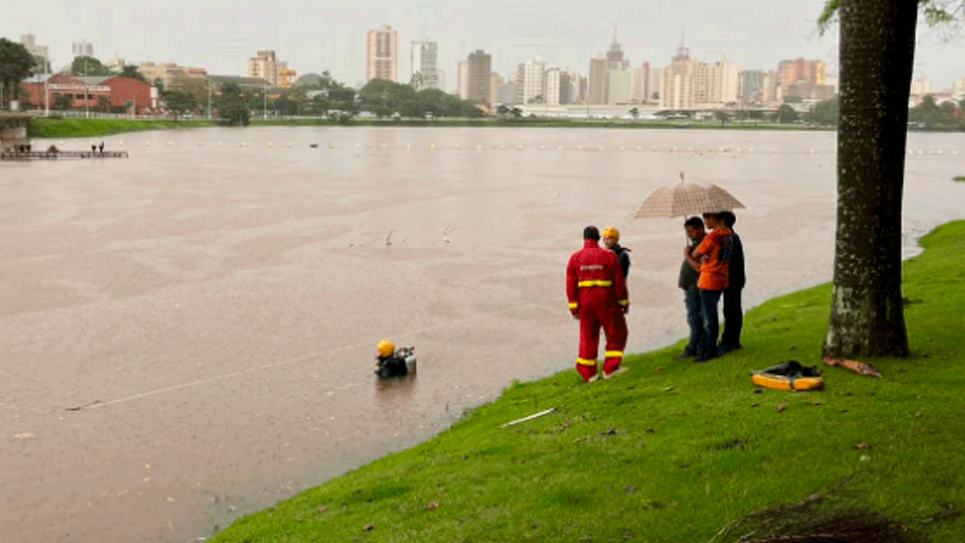 Bombeiros fazem buscas por homem que desapareceu na represa municipal de Rio Preto