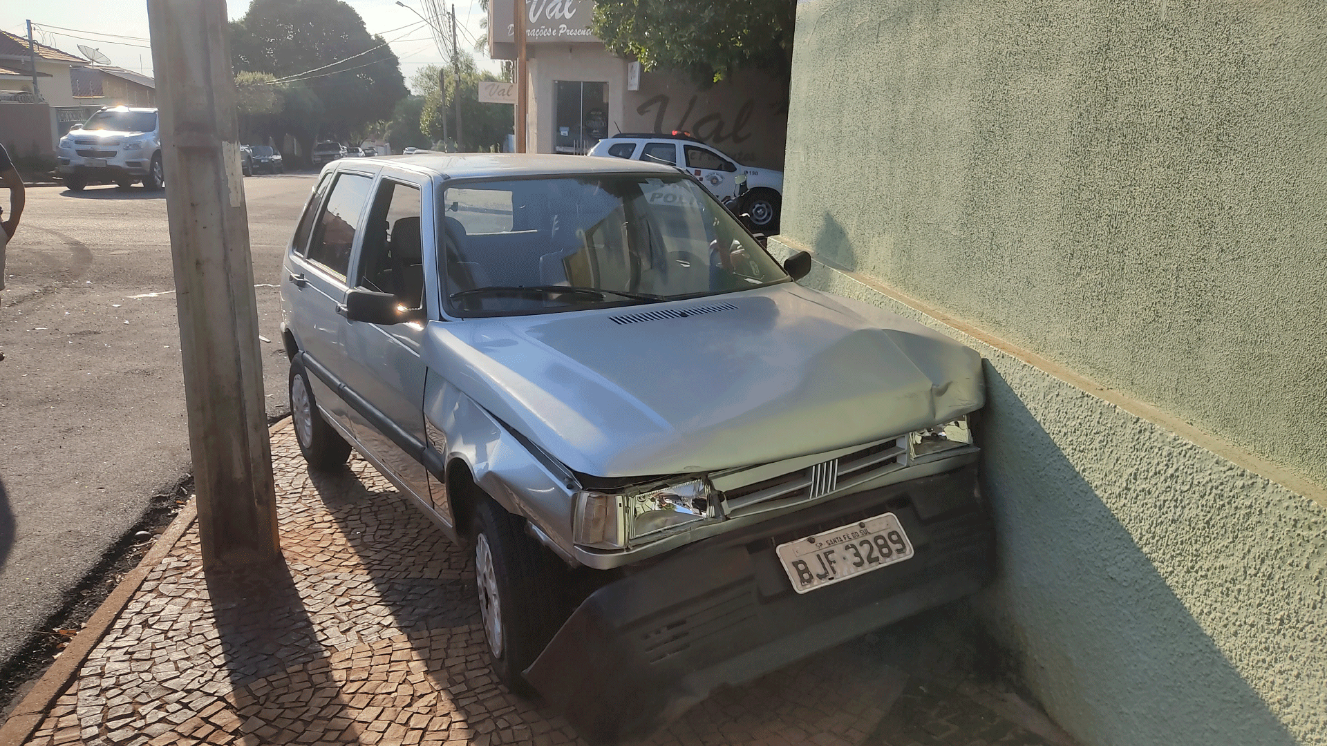 Acidente entre carros deixa uma mulher ferida no Centro de Santa Fé do Sul