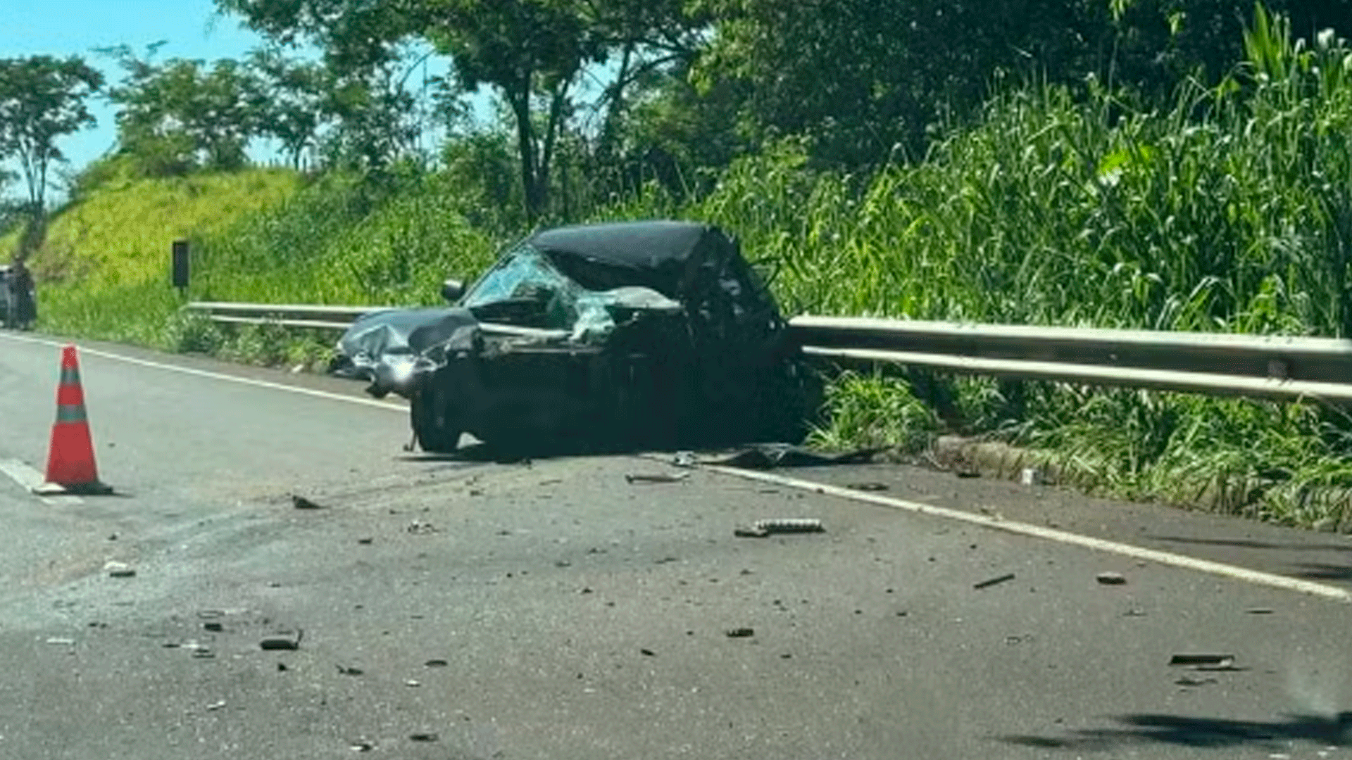 Mulher morre após bater carro de frente com caminhão em Monte Aprazível