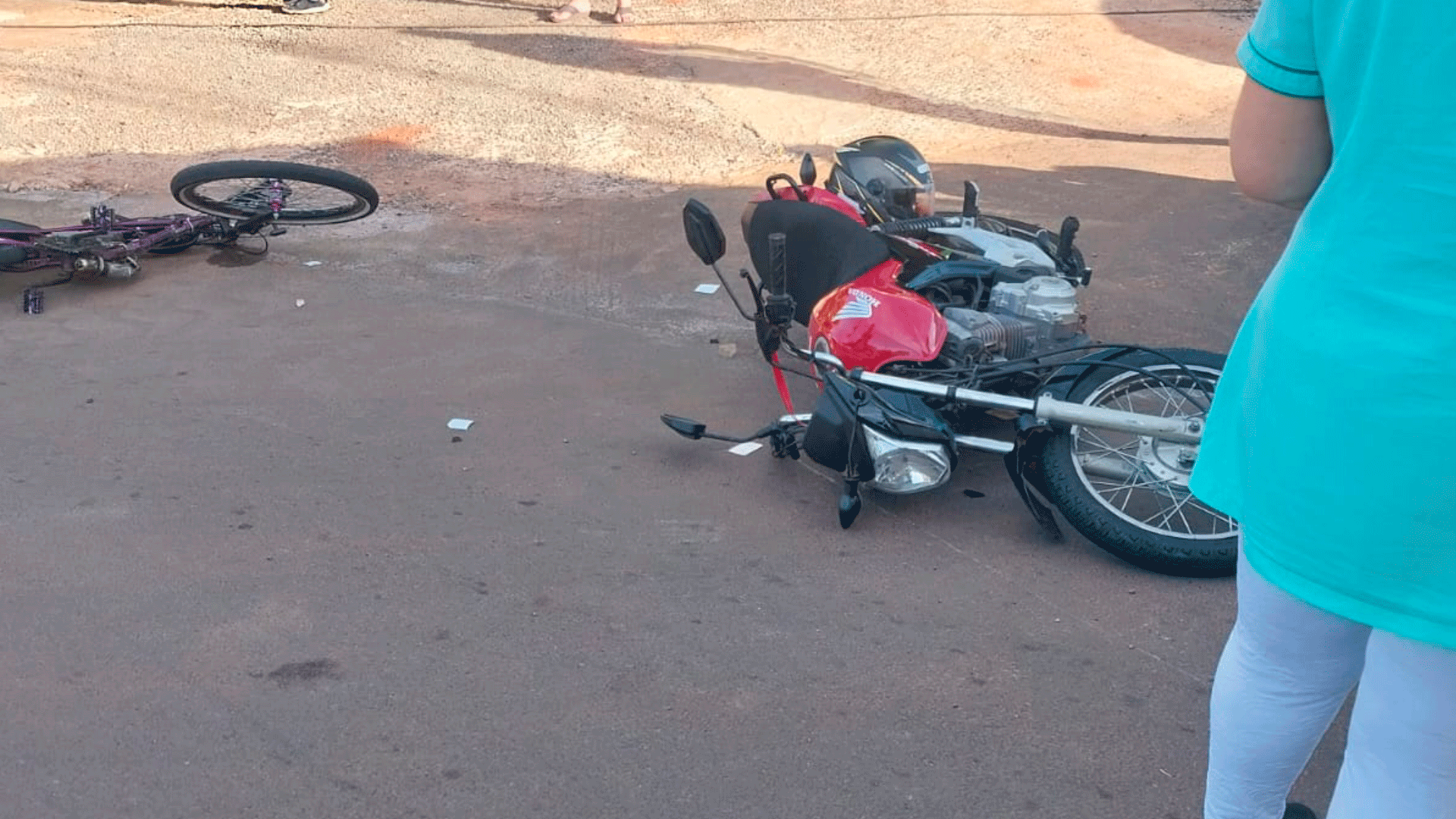 Batida entre moto e bicicleta deixa duas pessoas feridas em avenida de Santa Fé do Sul
