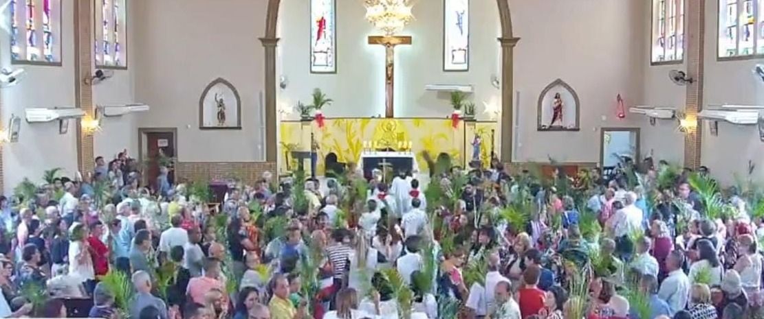 Fiéis lotam Igreja Matriz para missa do Domingo de Ramos, em Santa Fé do Sul