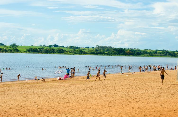 VÍDEO: Após banhistas serem atacados por piranhas, praia de Pereira Barreto é interditada