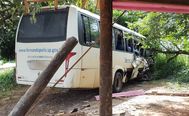 Idosa morre em acidente de ônibus da Prefeitura de Fernandópolis na Euclides da Cunha (SP-320)