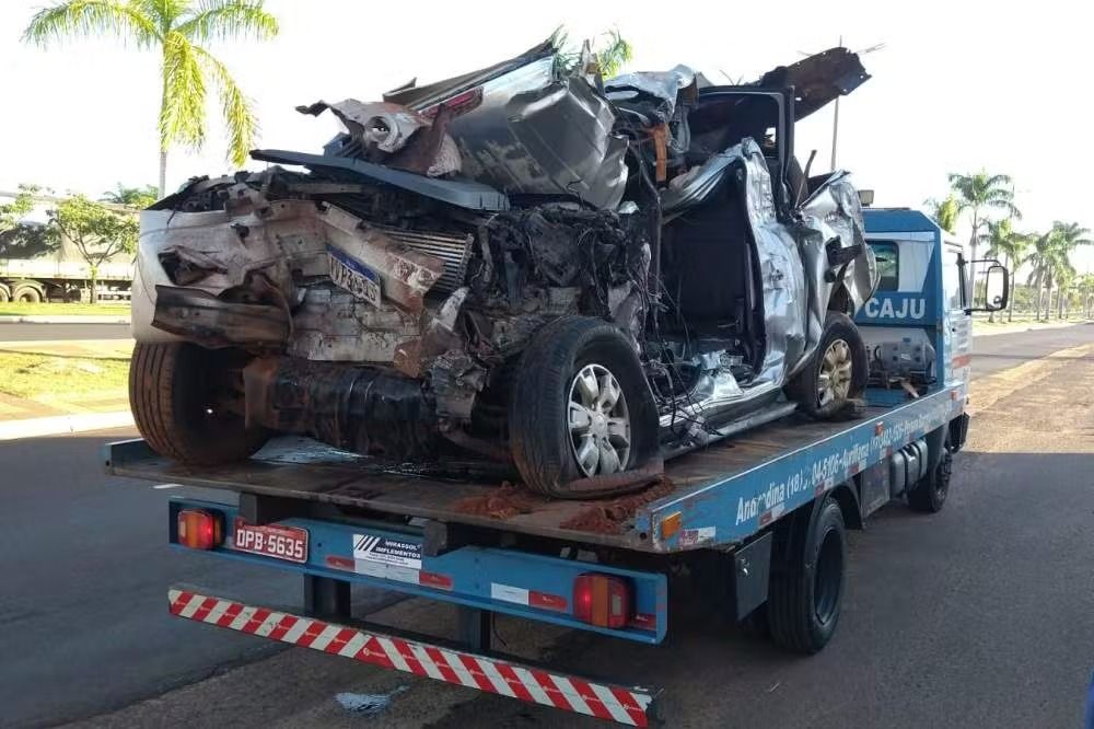 Acidente fatal entre caminhonete e caminhão deixa dois mortos em Andradina
