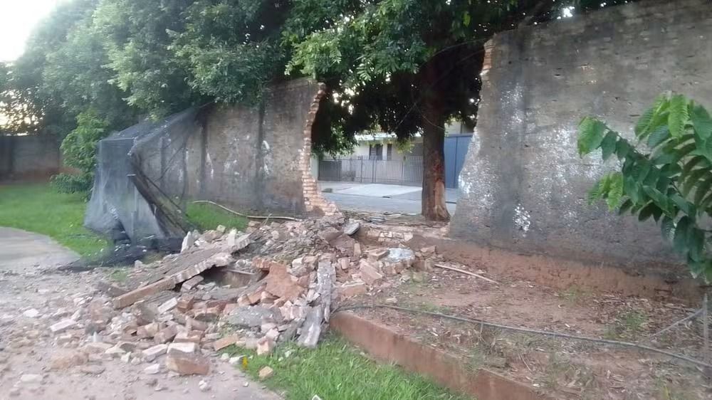 Bêbado, motorista bate em muro durante perseguição policial em Jales