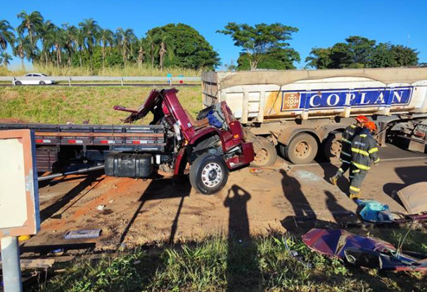 Motorista de caminhão morre em acidente entre Fernandópolis e Meridiano