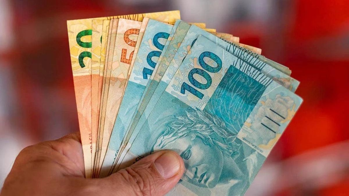 Brasileiros desperdiçam mais de R$ 8 bilhões esquecidos em bancos, aponta Banco Central