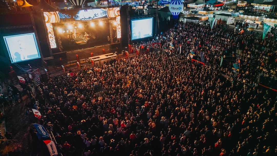 VÍDEO: Primeira noite da FICCAP reúne milhares de pessoas, cantor Luan Pereira abriu a grade shows da festa