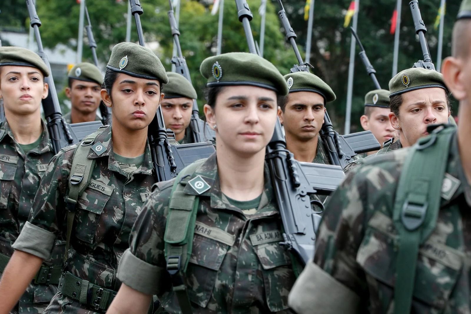 Mulheres podem se alistar voluntariamente no serviço militar a partir dos 18 anos