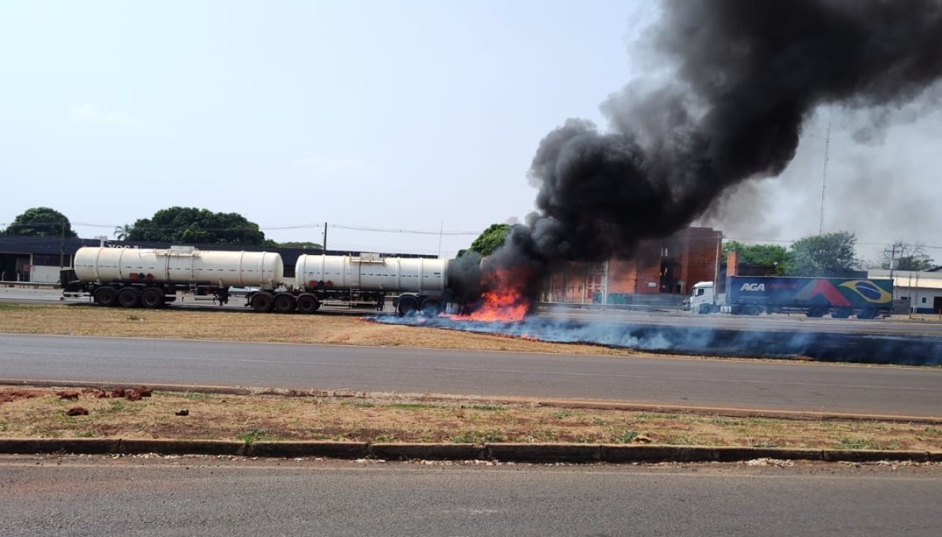 VÍDEO: Carreta bitrem carregada com etanol pega fogo na SP-320 em Santa Fé do Sul