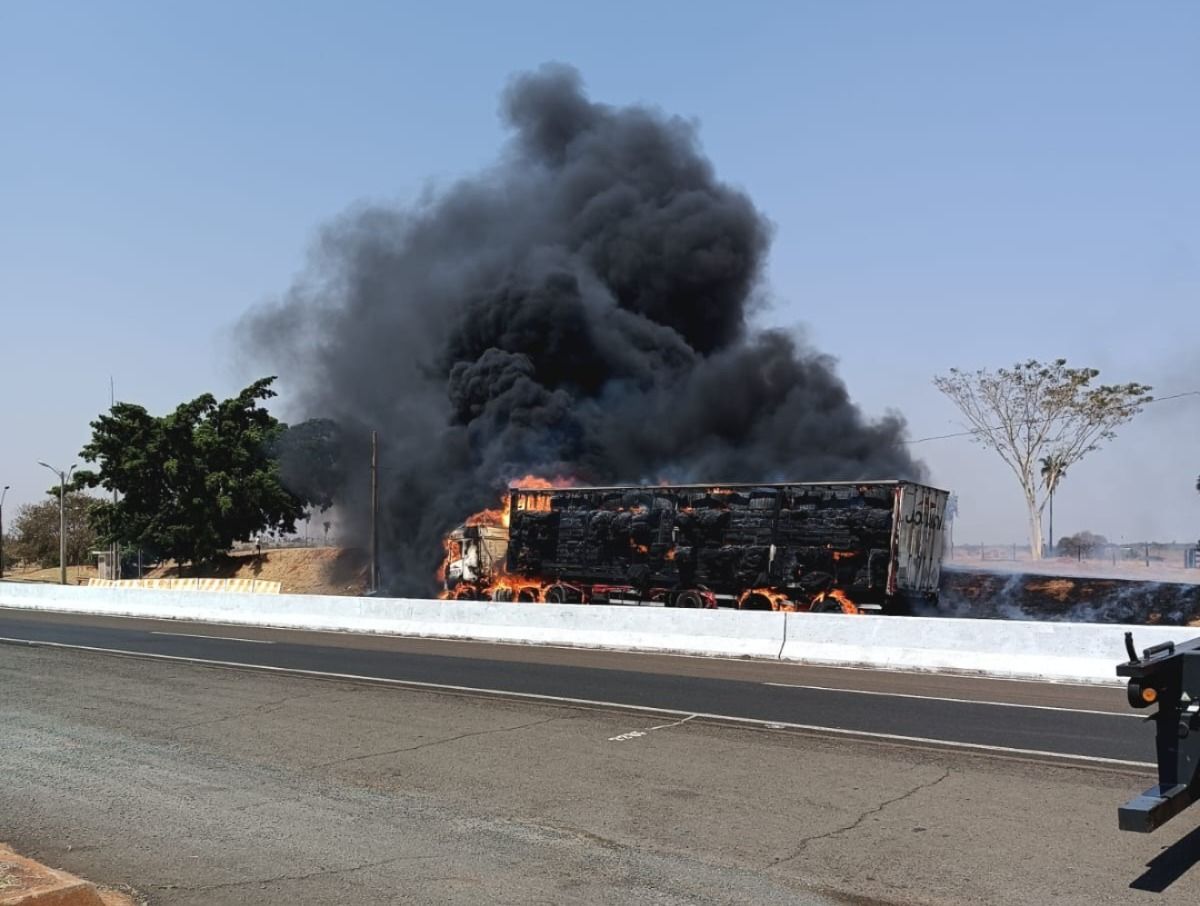 VÍDEO: Carreta pega fogo e mobiliza bombeiros na divisa entre SP e MS