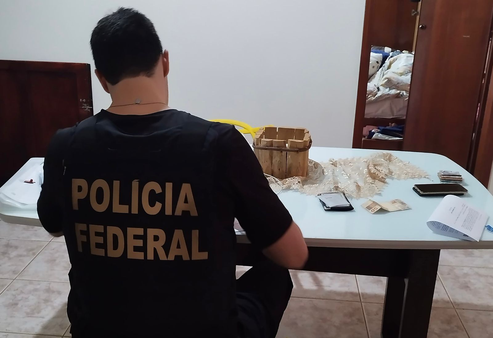 Suspeitos de vender notas falsas pela internet são alvos de operação da Polícia Federal, em Votuporanga