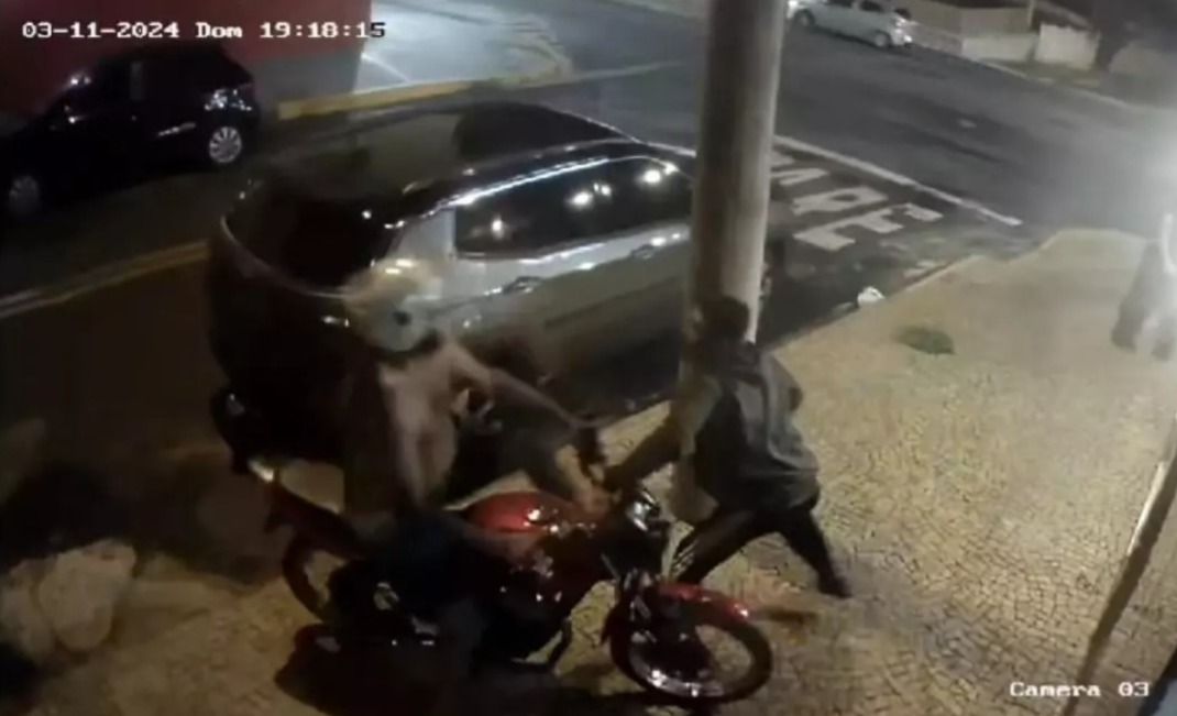 Funcionários de restaurante impedem furto de motocicleta e suspeito é preso