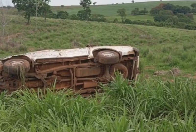 Jovem morre em acidente fatal após caminhonete em que ele estava capotar em vicinal