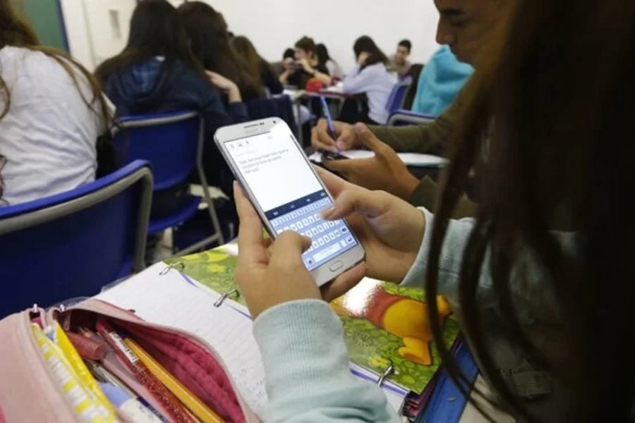 Projeto de Lei proíbe uso de celulares nas escolas de SP; medida vai para sanção