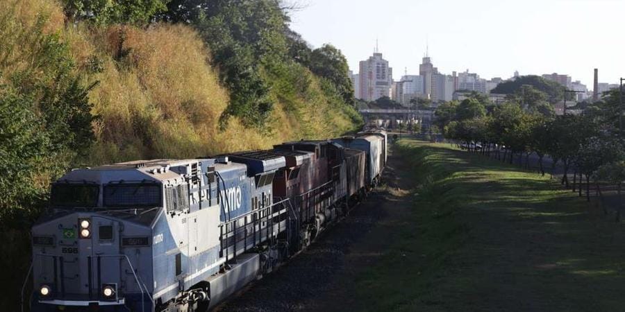 Mulher é atropelada por trem após ignorar sinal de parada