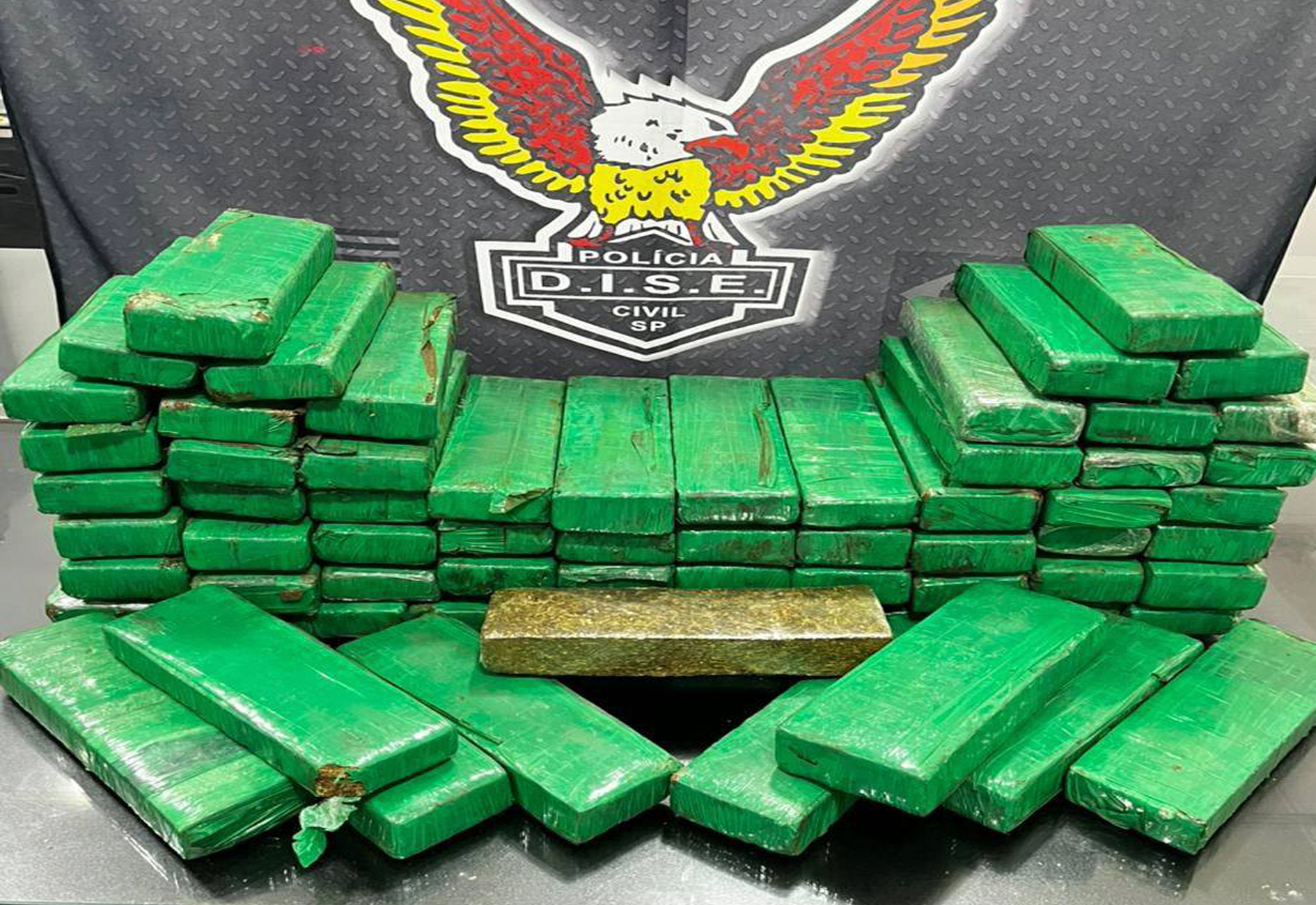 Agentes da DISE de Jales interceptam veículo e apreendem 67 tijolos de maconha