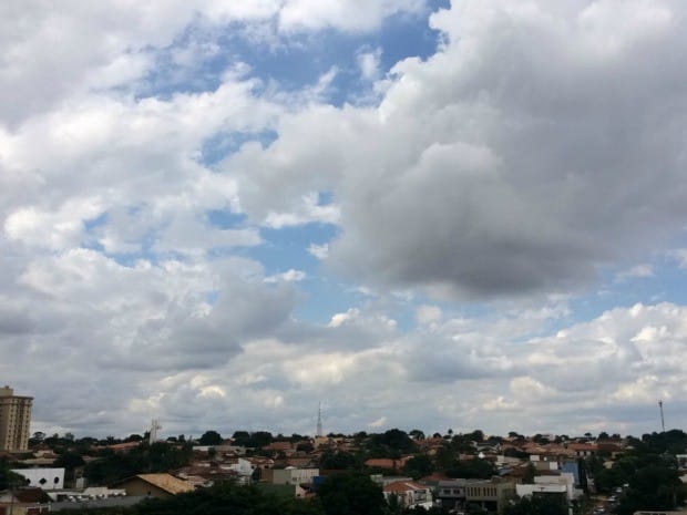 Períodos de céu nublado e pancadas de chuva são esperados em Santa Fé do Sul