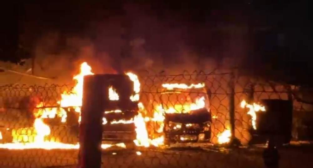 Incêndio de grandes proporções destrói ônibus e galpão de empresa de transporte em Andradina