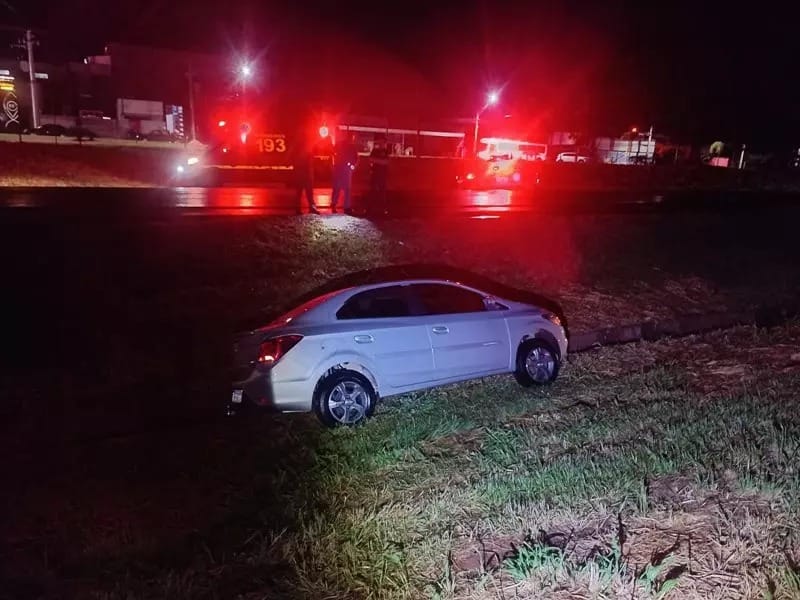 Motorista de 20 anos sai ilesa após carro derrapar devido à chuva e parar no canteiro central da Rodovia Euclides da Cunha