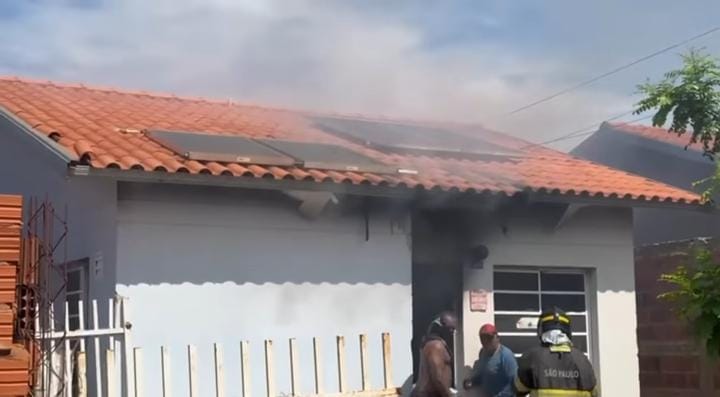 Incêndio deixa residência destruída em Santa Fé do Sul; Morador é Socorrido pelo Samu