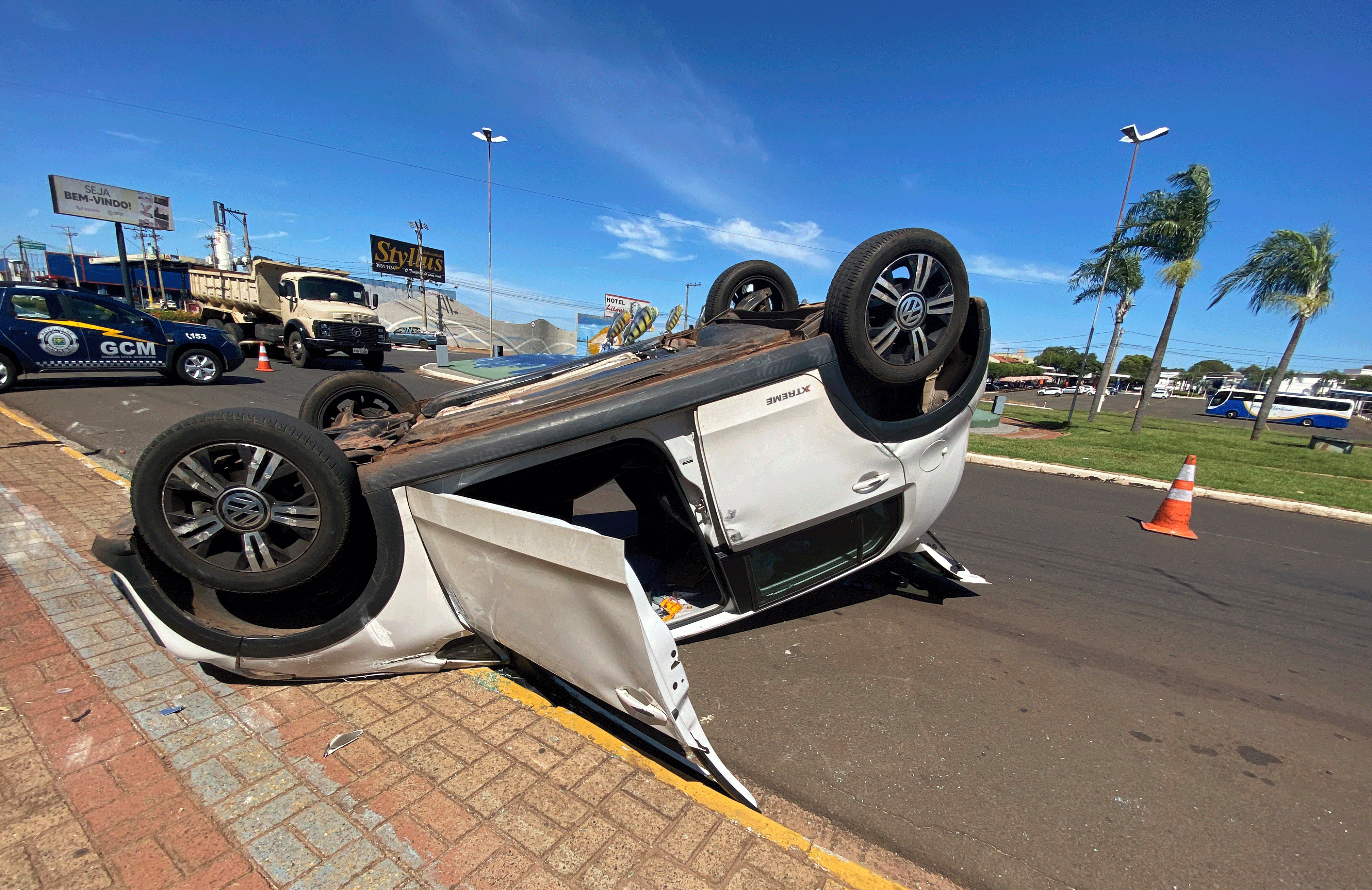 Após colisão de veículos, carro capota na Avenida Navarro de Andrade, em Santa Fé do Sul