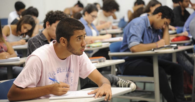 Alunos de cursinhos populares irão receber bolsa de R$ 200 por mês