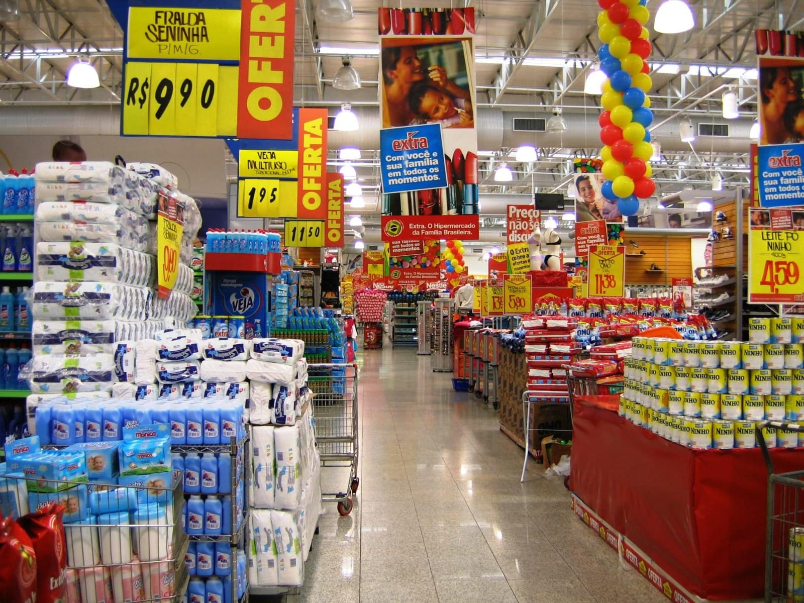 Comércio tem queda de 0,4% em abril, depois de três altas