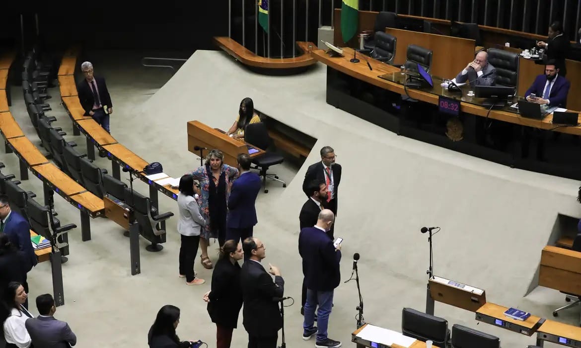 Câmara vota urgência de projeto que reduz benefícios fiscais federais