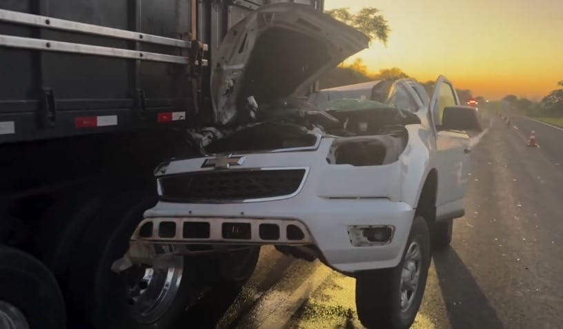 Motorista de caminhonete cochila ao volante e bate na traseira de carreta na SP-320