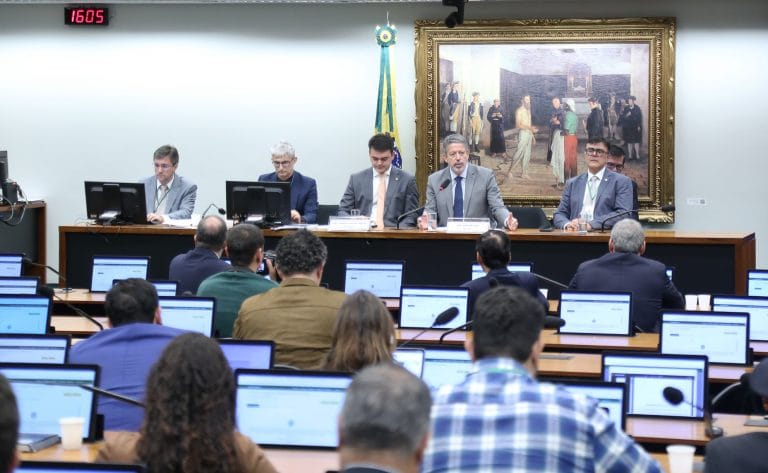 Comissão da Câmara aprova isenção do IR para quem ganha até R$ 5 mil