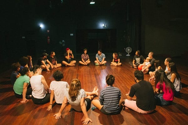 Casa da Juventude abre vagas gratuitas para cursos de Capoeira e Teatro em Santa Fé do Sul