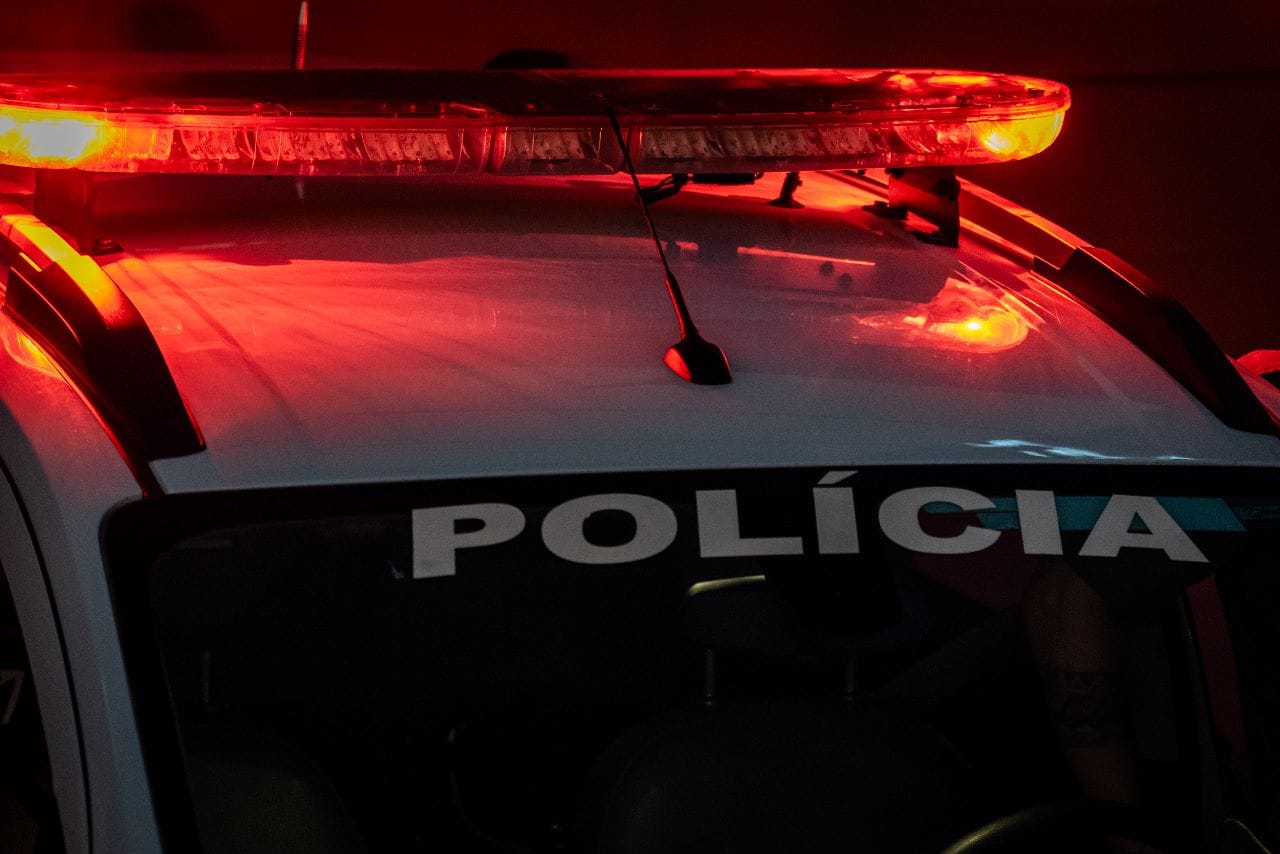 Homem dá socos na mãe e arremessa cadeira em policiais em cidade do noroeste paulista