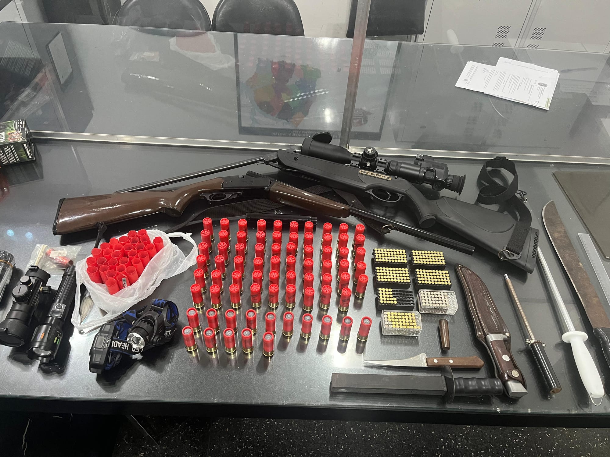 Polícia Ambiental flagra homem com armas e equipamentos de caça ilegal em Mesópolis