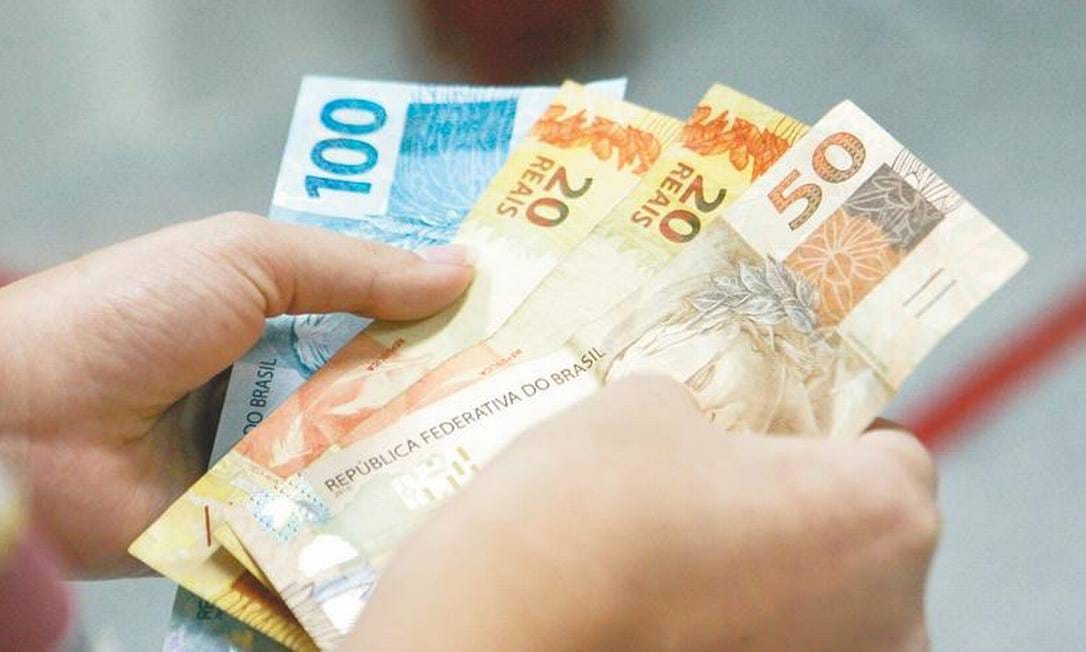 Salário mínimo projetado em R$ 1.630,94 para 2026 com reajuste limitado a 7,44%