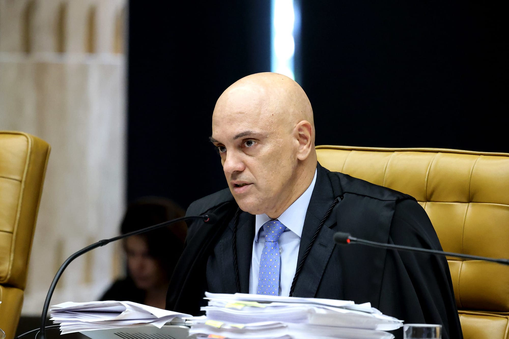 Alexandre de Moraes mantém prisão domiciliar de Jair Bolsonaro e cita risco de fuga