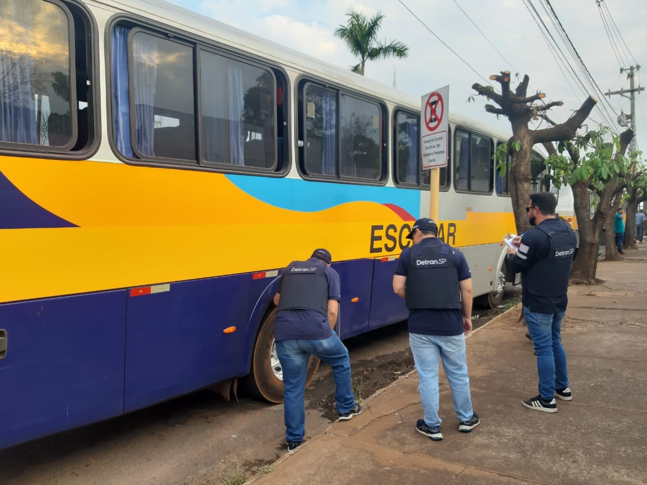 Fiscalização do Detran encontra irregularidades no transporte escolar em Jales