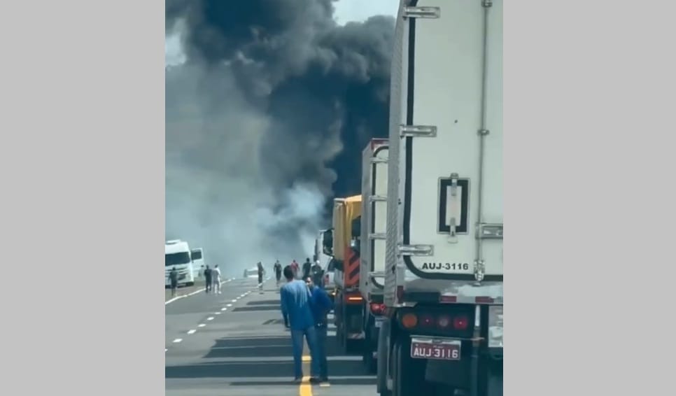 Caminhão carregado com combustível tomba e provoca incêndio na BR-158, entre Paranaíba e Aparecida do Taboado