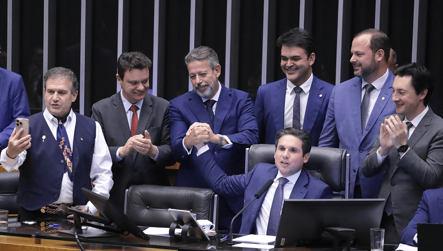 Câmara aprova redução do IR que amplia isenção e cria tributação extra para super-ricos
