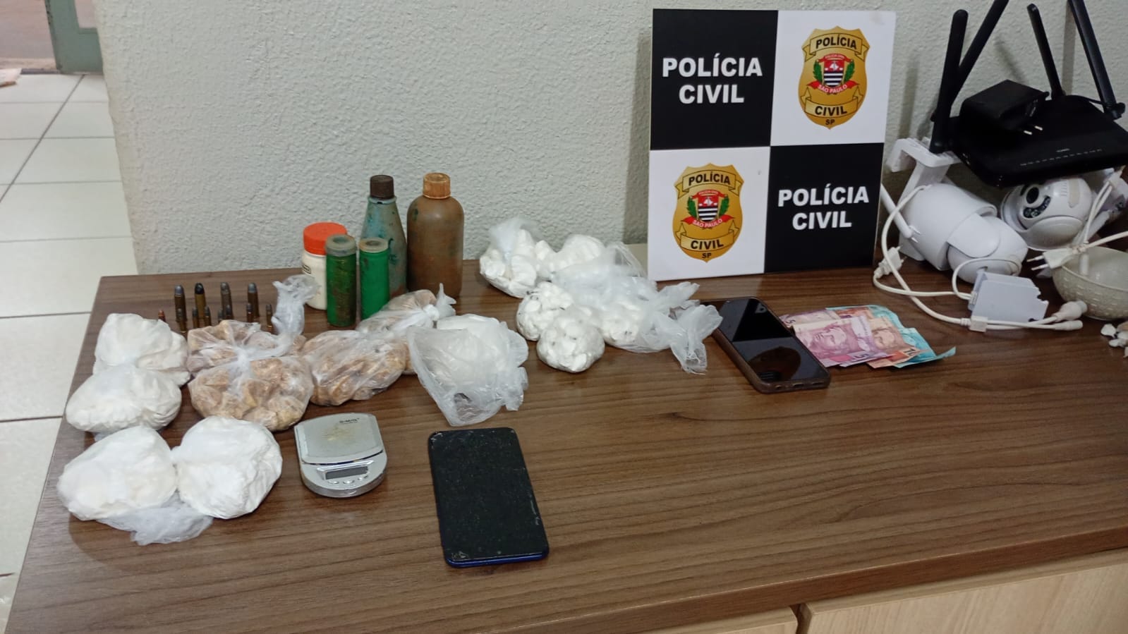 Polícia Civil prende duas pessoas por tráfico de drogas em Santa Fé do Sul; jovem de 19 anos segue foragido